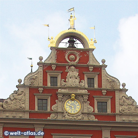 Uhr an der schönen Renaissancefassade des Rathauses in Gotha