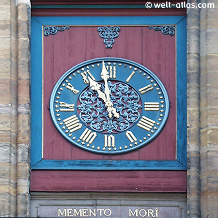 Uhr am Turm des Münsters von Colmar in Elsass