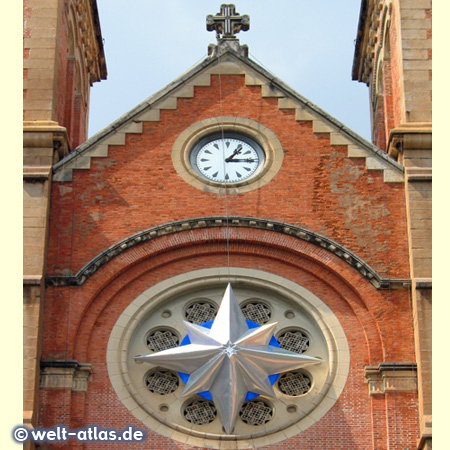 Uhr an der Kathedrale Notre Dame in Ho-Chi-Minh-Stadt (Saigon)