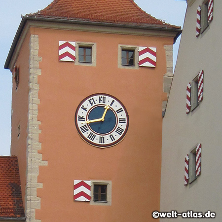 Regensburg, Uhr am Brückturm,Besucherzentrum UNESCO Welterbe Regensburg