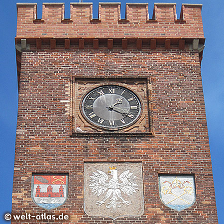 Uhr und Wappen am Turm des Rathauses von Kolobrzeg 