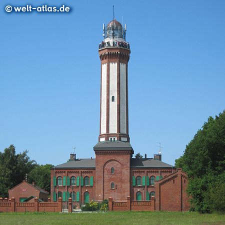 Der imposante Leuchtturm ist das Wahrzeichen von Horst (Niechorze) in Westpommern an der Ostseeküste – das Licht sieht man bis zu einer Entfernung von 37 km