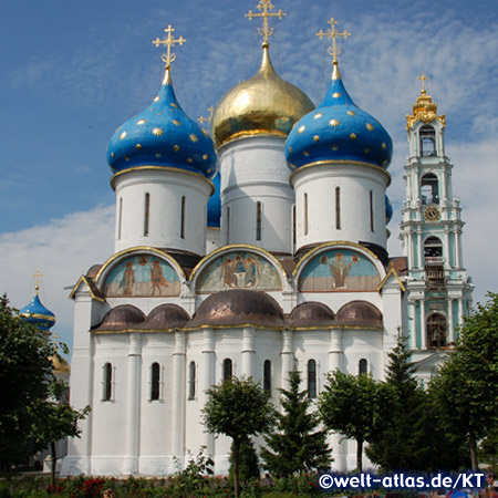 Mariä-Entschlafens-Kathedrale und Glockenturm im Dreifaltigkeitskloster Sergijew Possad bei Moskau