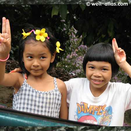 Meeting two little girls on Koh Samui, Thailand