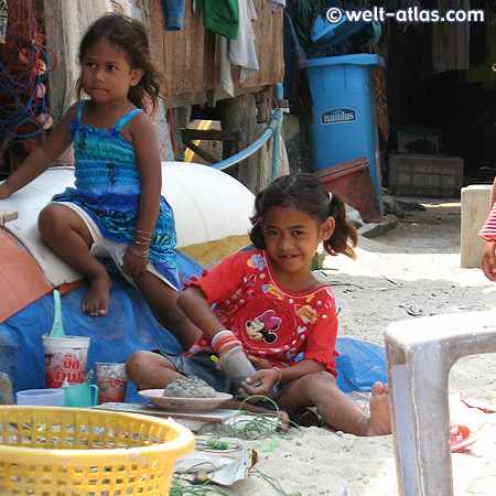 Fischerdorf Hua Thanon, spielende Kinder, Koh Samui, Thailand