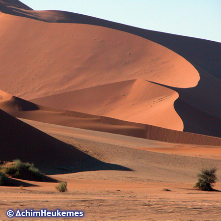 Die Dünen von Sossusvlei gehören zu den höchsten Dünen der Welt, Höhe bis ca. 300m. Photo von Extremsportler Achim Heukemes