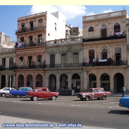 Havanna, Straßenbild mit Straßenkreuzer –Foto: www.blog.dennisknickel.desiehe auch http://tupamaros-film.de