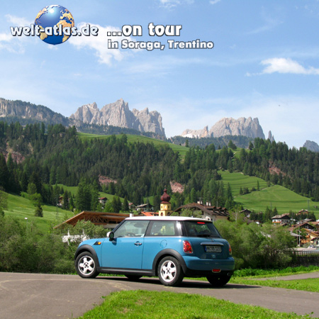 Welt-atlas ON TOUR mit Mini im Fassatal, Soraga unterhalb der Rosengarten-Gruppe, Dolomiten