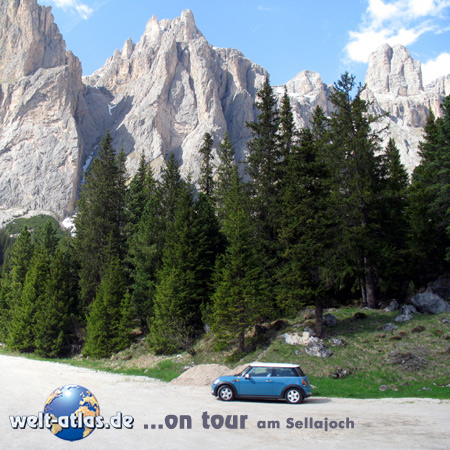 welt-atlas ON TOUR, mit Mini am Sellajoch, Trentino, Italien