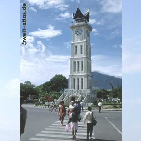 Uhrturm von Bukittinggi im Minangkabau-Hochland