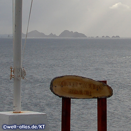 Schild und Fahnenmast am Kap Horn,Atlantik und Pazifik treffen dort zusammen