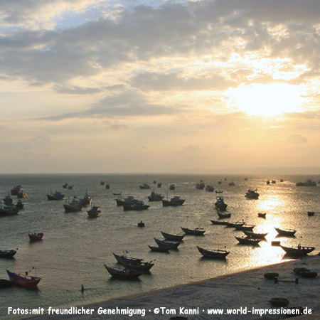 Fischerboote vor Mui Ne in der Abendstimmung am Südchinesischen Meer