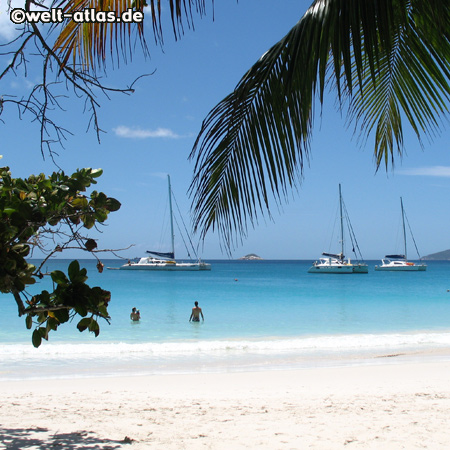 Praslin, Seychellen, Segelboote vor weissem Strand