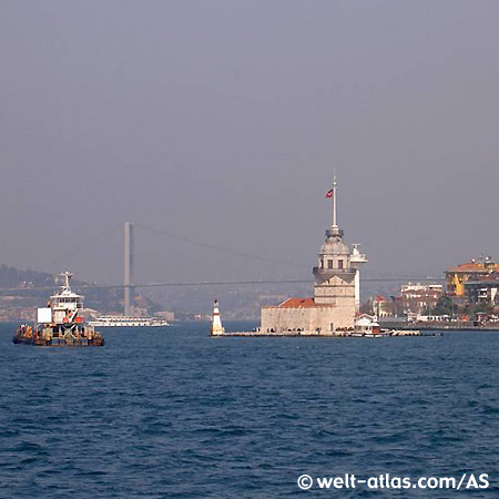 Auch Mädchenturm genannt verbingt das heutige Restaurant auf dem Bosporus viele Sagen.