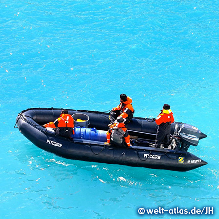 Zodiac der MS Bremen auf eisblauem Polarmeer