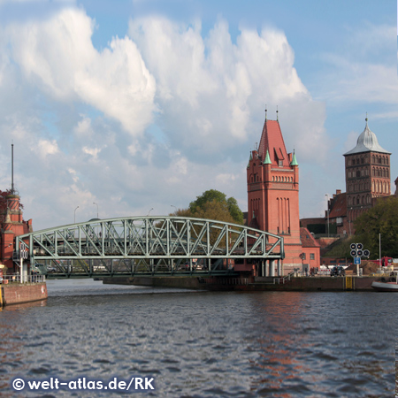 Hubbrücken über den Elbe-Lübeck-Kanal – hier  am Burgtor ist der Eingang zur historischen Altstadt von Lübeck