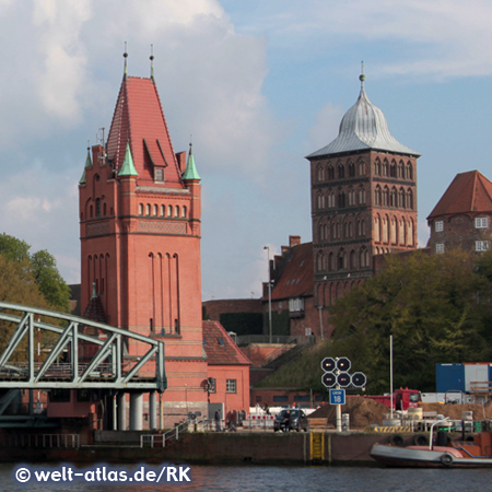 Brückenturm der Hubbrücke (Marstallbrücke) dahinter das Burgtor am nördlichen Eingang zu Lübecks Altstadt
