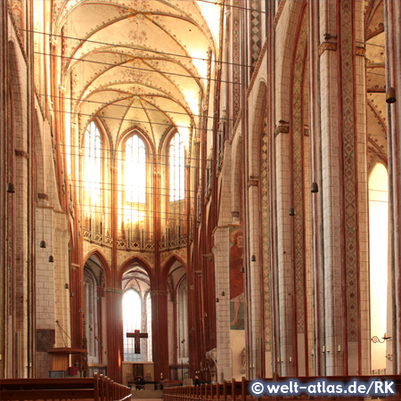 In der Lübecker Marienkirche befindet sich das höchste Backsteingewölbe der Welt (fast 40 m)