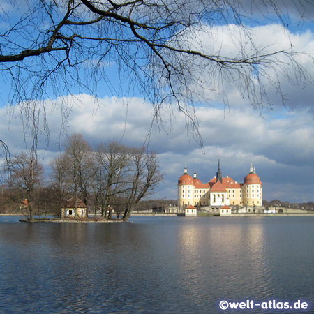 Blick über den Schlossteich auf Schloss Moritzburg, Sachsen