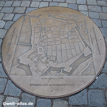 Brunnenabdeckung aus Bronze mit Karte der Dresdner Altstadt