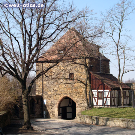 Mühltor, kleines mittelalterliches Stadttor über der Spree in Bautzen