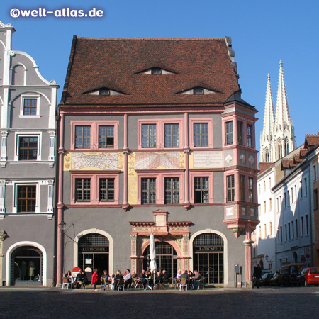 Ehemaligen Ratsapotheke mit Sonnenuhren und die Tüme der Kirche St. Peter und Paul am Untermarkt in Görlitz