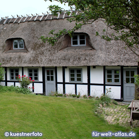 Strohdachhaus auf der Ostseeinsel Lyø in der "Dänischen Südsee" – Foto: ©kuestnerfoto