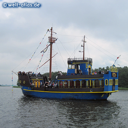 Ausflug mit dem "Piratenschiff" im Hafen Dievenow (Dziwnów), Kamminer Bodden