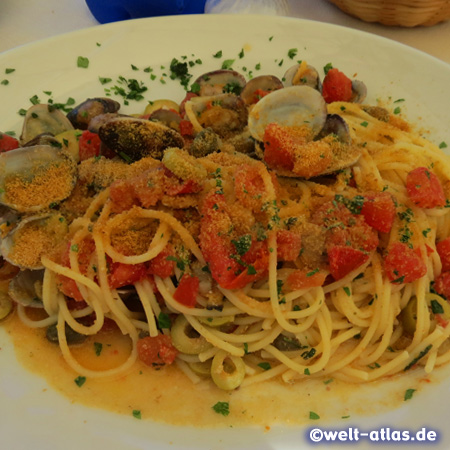 Das Hauptgericht sind Spaghetti mit Muscheln, Tomaten und der Spezialität Bottarga (Fischrogen, sardischer Kaviar)