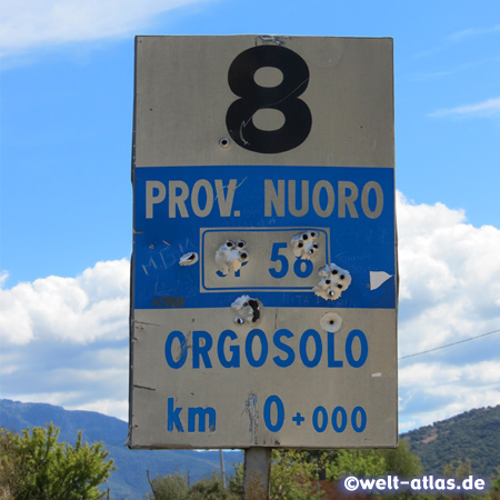 Von Schüssen durchlöchertes Ortsschild von Orgosolo, dem einst berüchtigten “Banditendorf” auf Sardinien