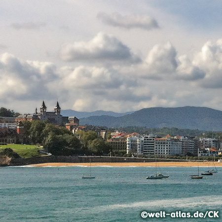 Die Bahia de La Concha, links die Türme des Seminario in Donostia-San Sebastián