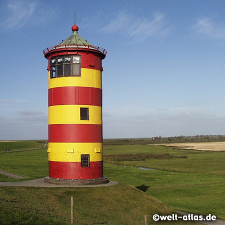 der gelb-rot geringelte Pilsumer Leuchtturm ist ein Wahrzeichen Ostfrieslands, heute nicht mehr als Leuchtturm in Betrieb. Koordinaten: 53° 29′ 52″ N, 7° 2′ 44″ O