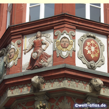 Details am westlichen Erker des Stadthauses in Coburg