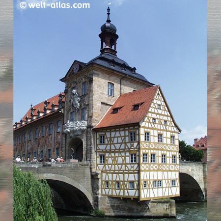 Das Alte Rathaus in Bamberg mit Fachwerk und schöner Fassadenmalerei – direkt in die Regnitz gebaut und ist durch zwei Brücken mit der Altstadt verbunden, UNESCO-Welterbe 