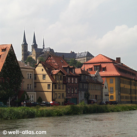 Regnitzufer in Bamberg mit Blick auf die Türme des Klosters St. Michael