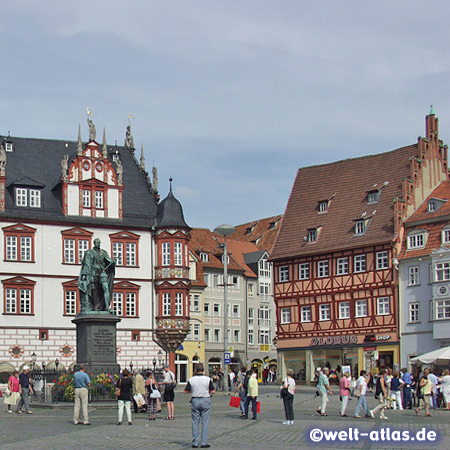 Coburger Marktplatz mit Stadthaus,Prinz-Albert-Denkmal und Fachwerkhaus mit Treppengiebel