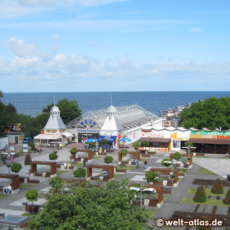 Promenade und Seebrücke in Miedzyzdroje auf der Insel Wollin, Polen