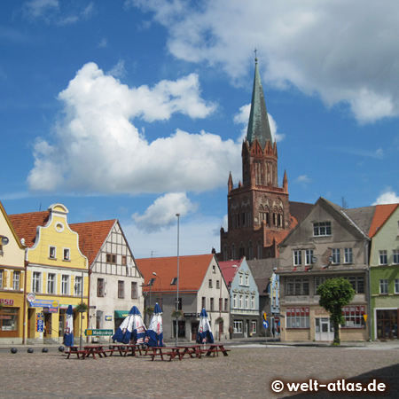 Der Marktplatz von Trzebiatów und die Marienkirche mit dem hohen Kirchturm