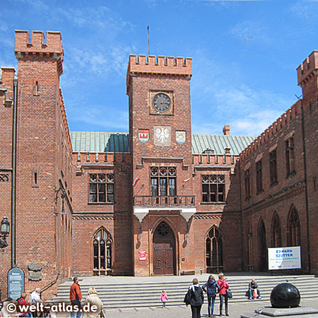 Rathaus in Kolobrzeg, erbaut nach einem Entwurf des Architekten Karl Friedrich Schinkel im neogotischem Stil