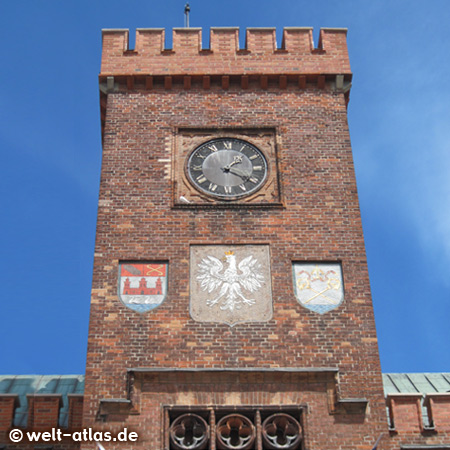 Rathausturm von Kolobrzeg mit Uhr und Wappen