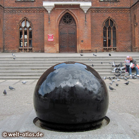 Die gewaltige Granitkugel vor dem Rathaus in Kolobrzeg symbolisiert die Erde und dreht sich in ihrem Wasserbett