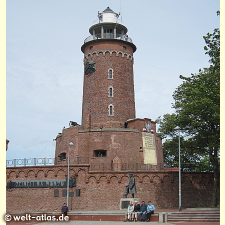 Der Leuchtturm steht auf den Resten alter Befestigungsanlagen an der Hafeneinfahrt und zählt zu den Wahrzeichen von Kolberg