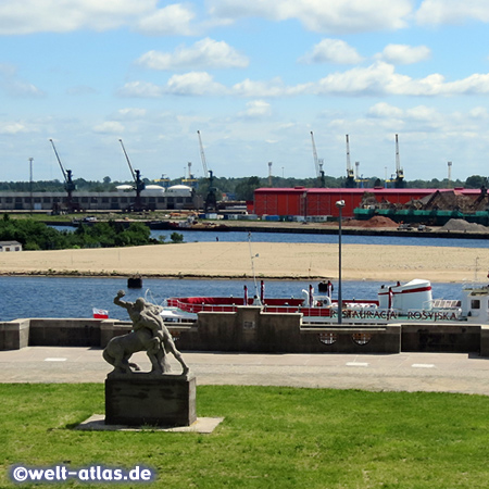 Blick von der Hakenterrasse auf die Oder und Hafenanlagen in Stettin