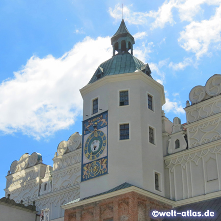 Turm mit wunderschöner Kalenderuhr am Schloss der Pommerschen Herzöge in Szczecin (Stettin)