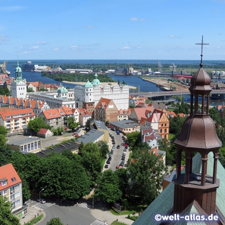 Blick vom Turm der Jakobskathedrale auf das Schloss der Pommerschen Herzöge und die Oder