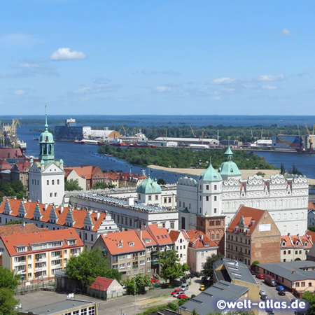 Blick vom Turm der Jakobskathedrale auf das Schloss der Pommerschen Herzöge und die Oder