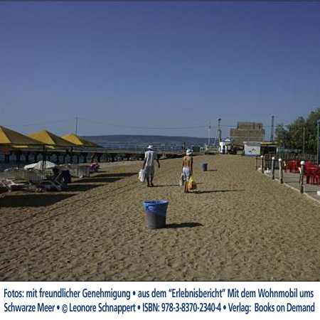 Beach at Kerch, Ukraine, eastern Crimea Foto:“Erlebnisbericht” Mit dem Wohnmobil Schwarzes Meer © Leonore Schnappert • ISBN: 978-3-8370-2340-4 • Verlag:  Books on Demand
