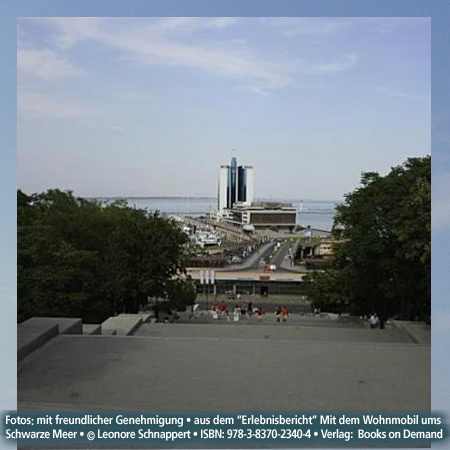 Potemkinsche Treppe, Odessa, Hafen, UkraineFoto: mit freundlicher Genehmigung  aus dem “Erlebnisbericht” Mit dem Wohnmobil ums Schwarze Meer © Leonore Schnappert • ISBN: 978-3-8370-2340-4 • Verlag:  Books on Demand