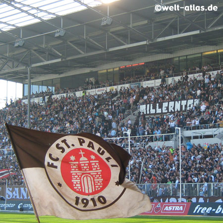 FC St. Pauli, wehende Fahne und dahinter die Südtribüne