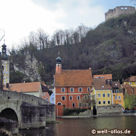Die Steinerne Brücke, dahinter der Turm der Rokokokirche, das historische Rathaus mit dem schiefen Turm und die Burgruine von Kallmünz